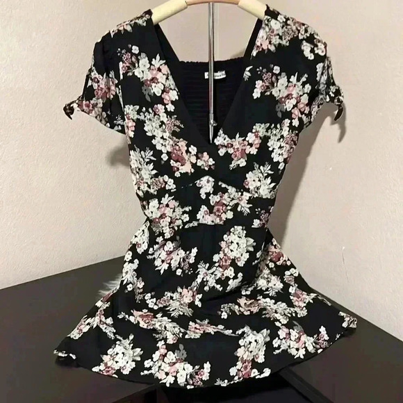 Abercrombie & Fitch floral V neck - Picture 2 of 5